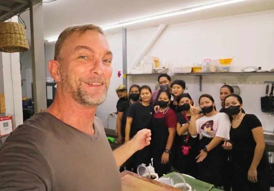 Geoff posing with the full Gubat QC kitchen staff at the end of his meal

