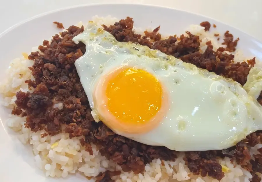 Cheap Eats in Quezon City: Affordable Restaurants and Meals Shredded tapa with garlic rice and fried egg at Rodic’s, one of the most popular cheap eats in Quezon City.