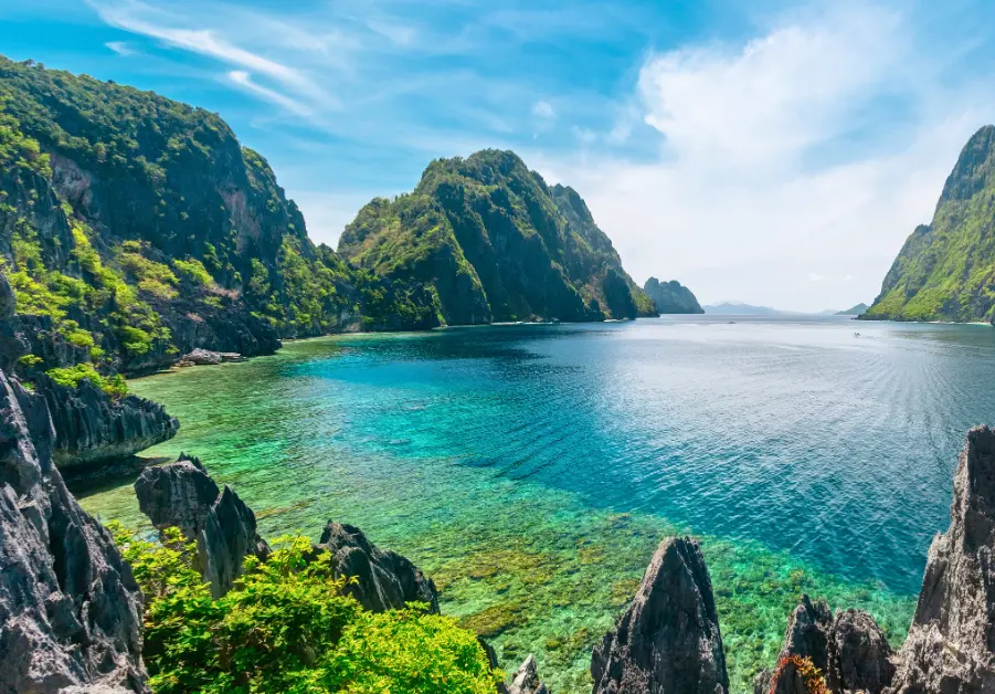 Scenic cliffs and turquoise waters of El Nido, Philippines