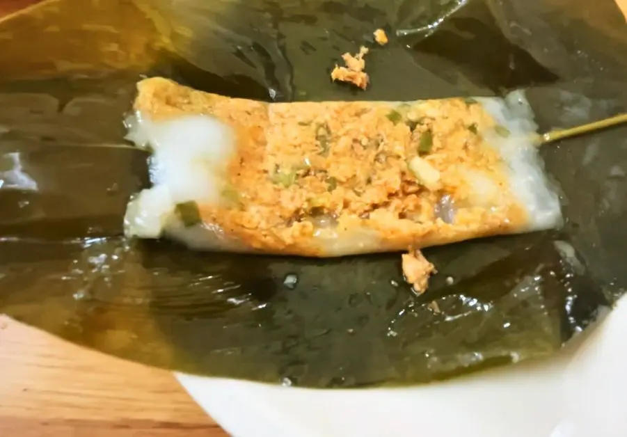 Bánh nậm steamed rice cake wrapped in lá dong leaf in Hue