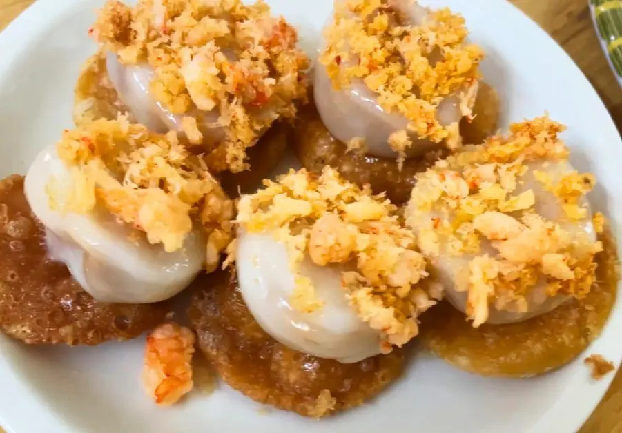Bánh ram ít sticky rice dumplings with dried shrimp topping in Hue