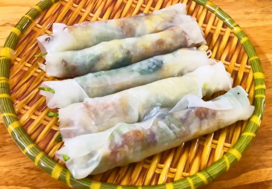 Plate of bánh ướt thịt nướng rice paper rolls with grilled pork in Hue