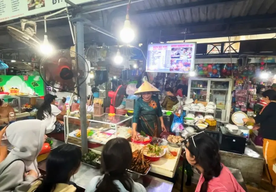 Bún Bò Huế Kim Châu serving dishes at Đông Ba Market food stall in Hue