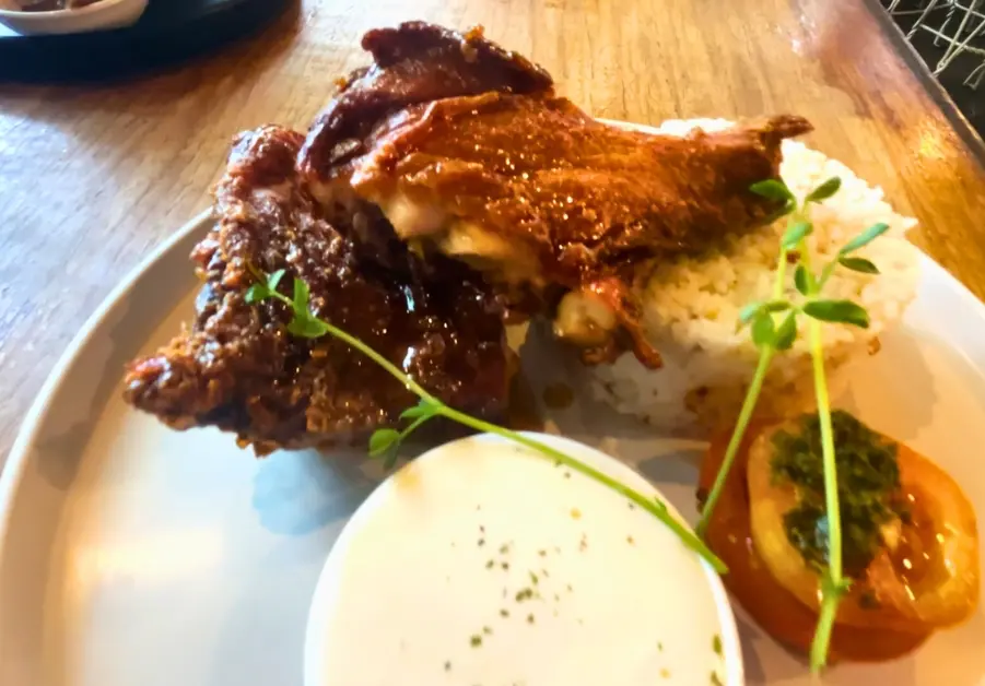 Honey garlic fried chicken with rice and tomato at Kanto Freestyle Breakfast Kapitolyo. A go-to when it comes to where to eat in Kapitolyo