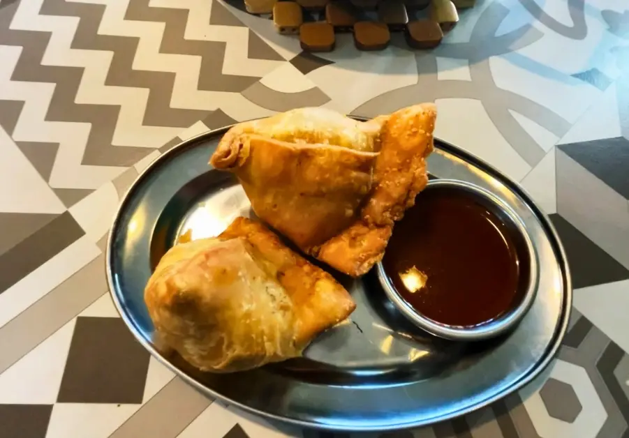 Khandan Kapitolyo: Unbeatable Pakistani Food in Pasig Crispy potato samosas with tamarind chutney at a Pakistani restaurant in Kapitolyo