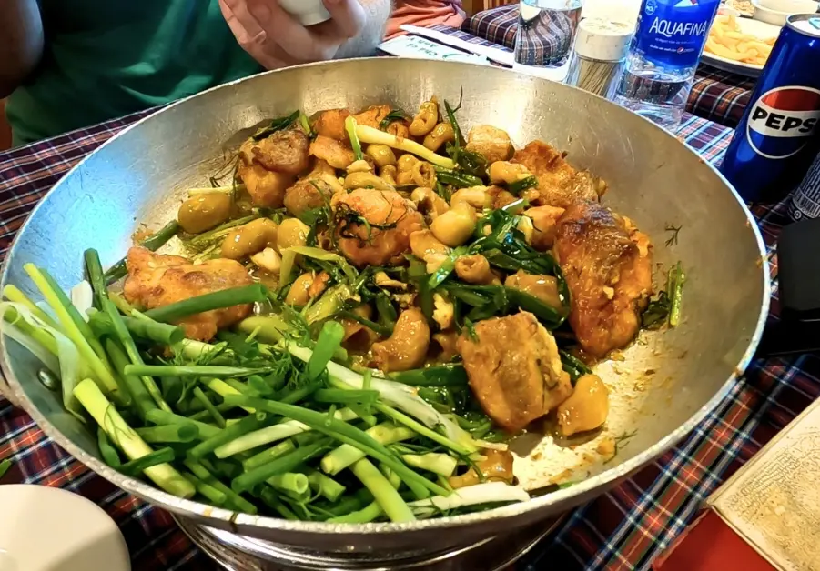 Chả cá Hanoi sizzling in a pan at Anh Vũ restaurant with turmeric fish, dill, and scallions.